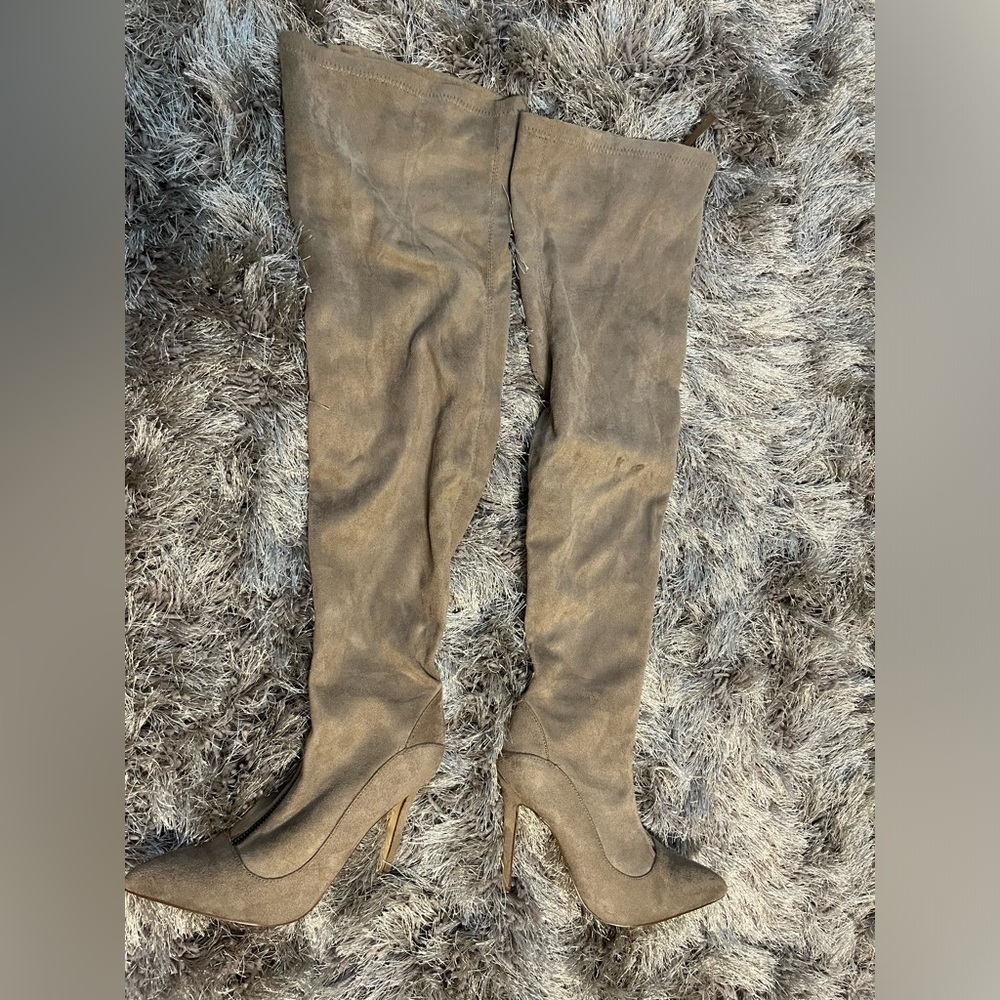 Thigh high tan heeled hoots, worn a few times. Cute for Fall and Winter looks!